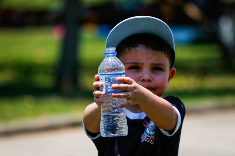 Desidratação no Calor: Urina como Indicador e Risco Aumentado em Crianças e Idosos
