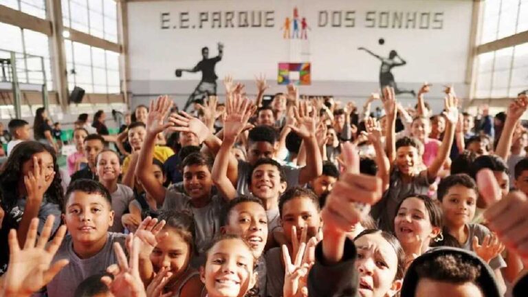 Escola do Litoral Paulista Ganha Reconhecimento Mundial e Inova Educação em SP