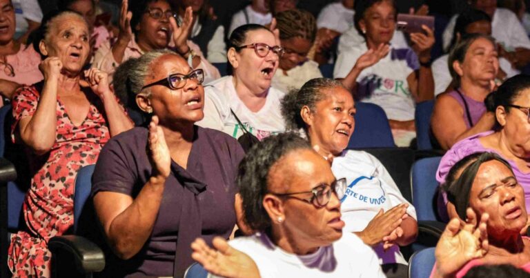 Prefeitura de Salvador Leva 800 Idosos a Show de Roberto Carlos: Uma Ação Inédita