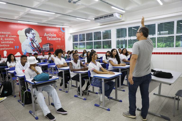 Valorização dos Servidores da Educação na Bahia: Novos Incentivos e Reajustes Salariais