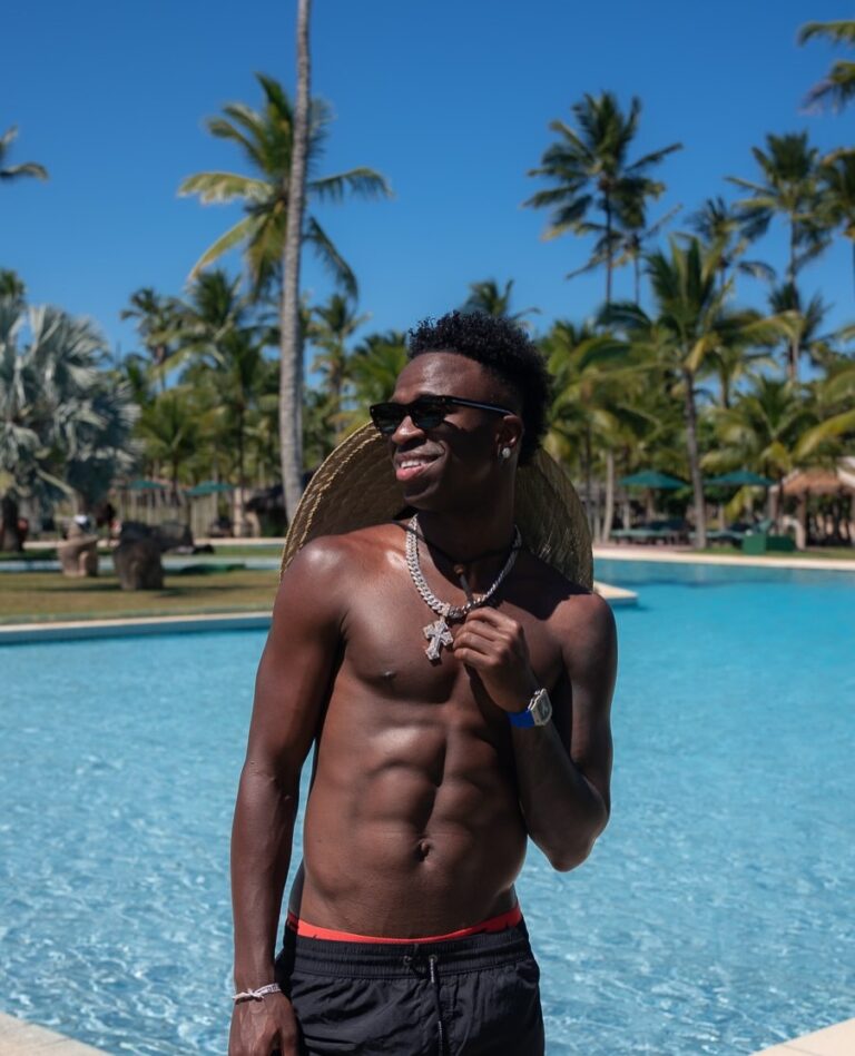 Vini Jr Celebra 'Volta pra Casa' Após Férias Luxuosas na Bahia