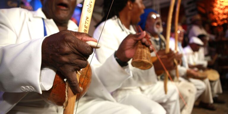 Bloco de Carnaval: A Conexão entre Samba e Capoeira no Coração de Salvador Bloco de Carnaval: A Conexão entre Samba e Capoeira no Coração de Salvador