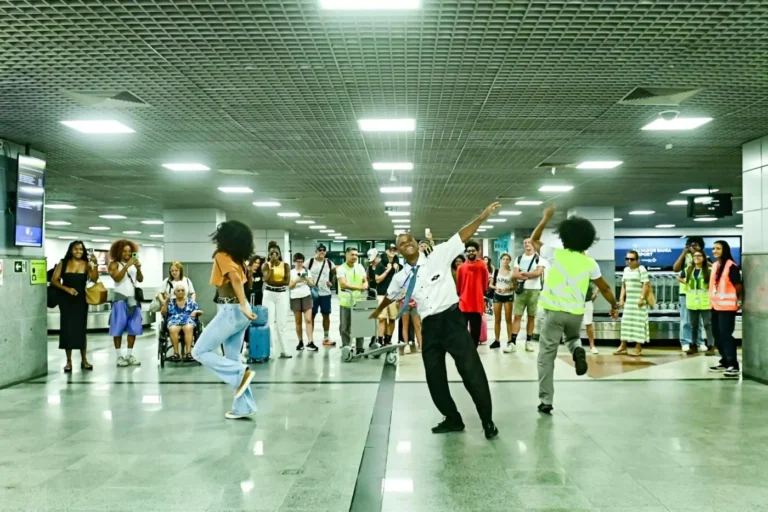 Carnaval em Salvador: Flashmob Recebe Turistas no Aeroporto com Dança Contagiante