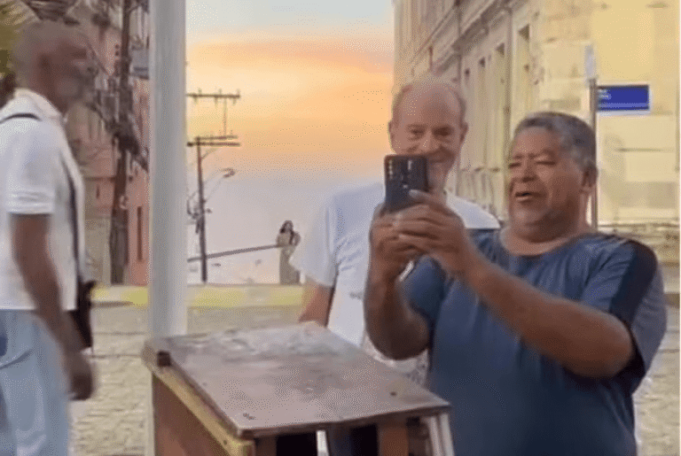 Fã Troca Ney Matogrosso por Caetano Veloso e Viraliza nas Redes Sociais Fã Troca Ney Matogrosso por Caetano Veloso e Viraliza nas Redes Sociais