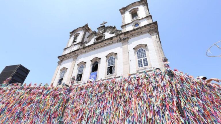 Gregório Duvivier Celebra Lavagem do Bonfim em Salvador com Momentos Incríveis