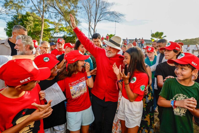 Lula Anuncia Avanços na Reforma Agrária Durante Encontro do MST na Bahia
