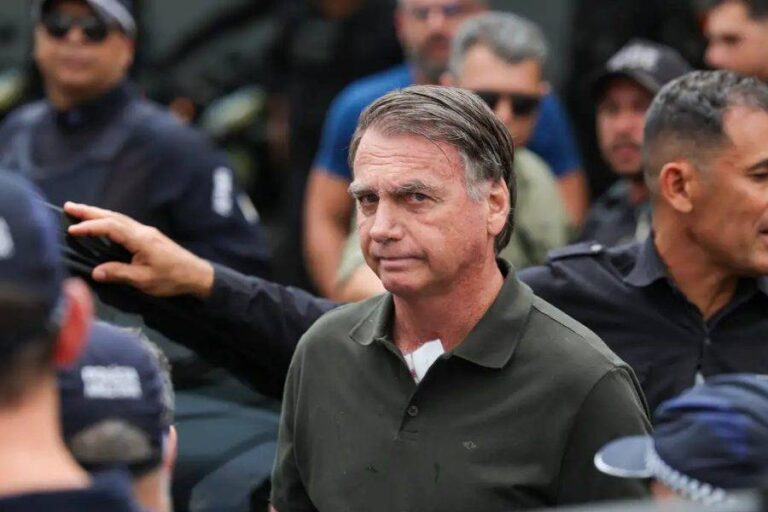 Michelle Bolsonaro Alerta sobre Saúde de Jair: Uso de Medicamentos Causa Perda de Equilíbrio Michelle Bolsonaro Alerta sobre Saúde de Jair: Uso de Medicamentos Causa Perda de Equilíbrio