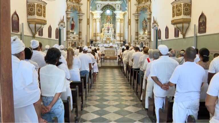 Missa de Sétimo Dia em Memória de Mãe Carmen Celebra Legado Cultural e Espiritual em Salvador Missa de Sétimo Dia em Memória de Mãe Carmen Celebra Legado Cultural e Espiritual em Salvador