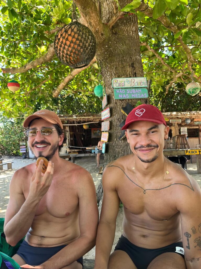 Novo Romance de Johnny Massaro: Ator Compartilha Momentos na Bahia com Namorado