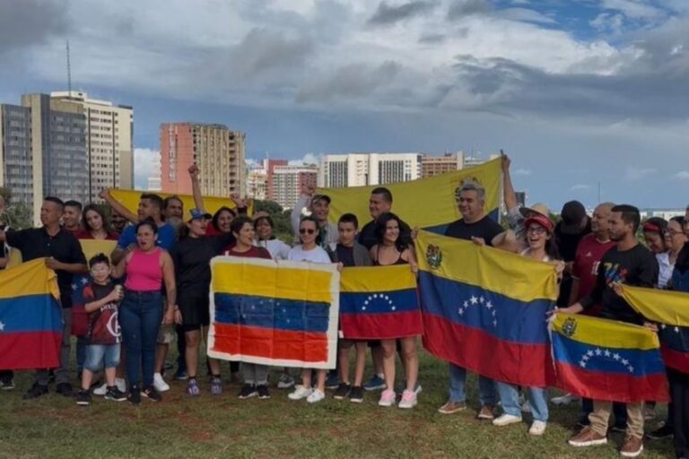 Venezuelanos Realizam Ato em Brasília pela Prisão de Maduro Venezuelanos Realizam Ato em Brasília pela Prisão de Maduro