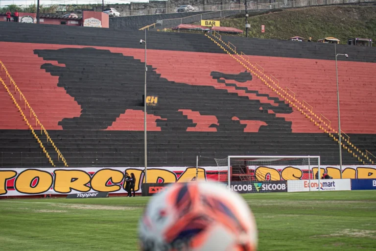 Vitória e Bahia se enfrentam em clássico: onde assistir ao vivo e detalhes da partida