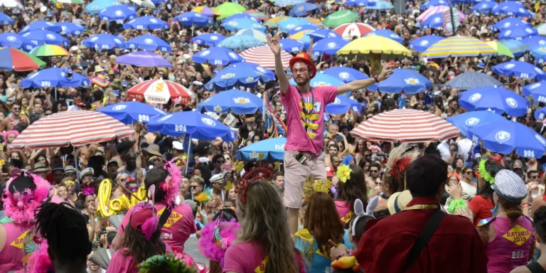 Brasil Recebe 300 Mil Estrangeiros Durante o Carnaval: Momento de Celebração e Crescimento Brasil Recebe 300 Mil Estrangeiros Durante o Carnaval: Momento de Celebração e Crescimento