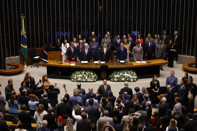 Congresso Reduz Emendas para Educação e Amplia Recursos para Assistência Social em Ano Eleitoral