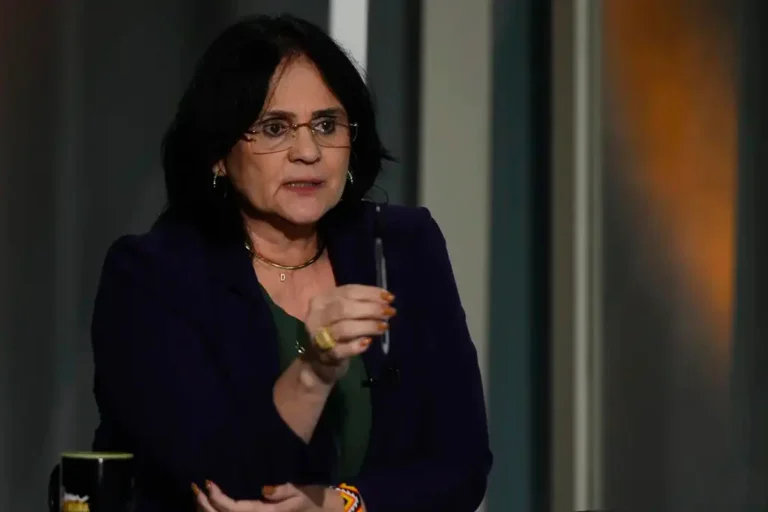 Damares Alves Denuncia Freixo por Uso Político em Patrocínio da Embratur a Escola de Samba