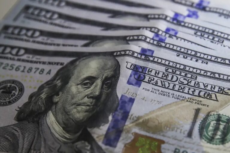 Dólar recua para R$ 5,22 com influências externas e alta na bolsa