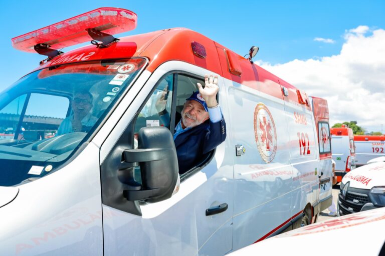 Lula Anuncia Investimentos de R$ 345 Milhões em Saúde na Bahia e Entrega Novas Ambulâncias do Samu
