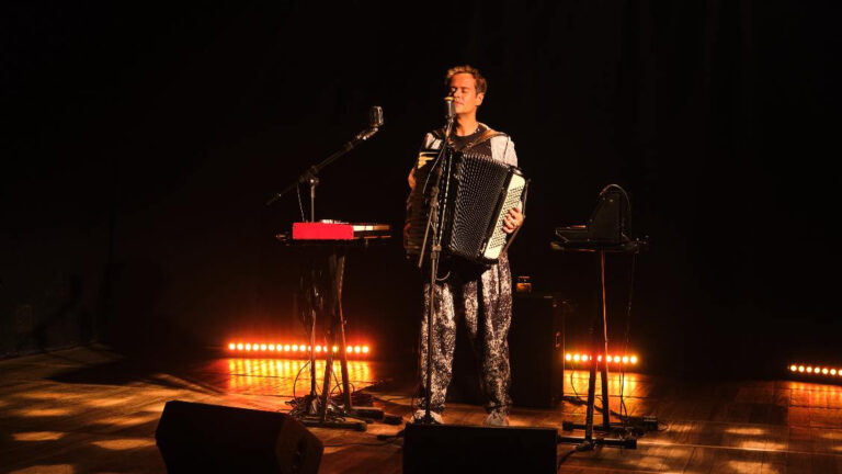 Marcelo Jeneci Encanta com Show 'Solo' no Teatro Sesc Casa do Comércio