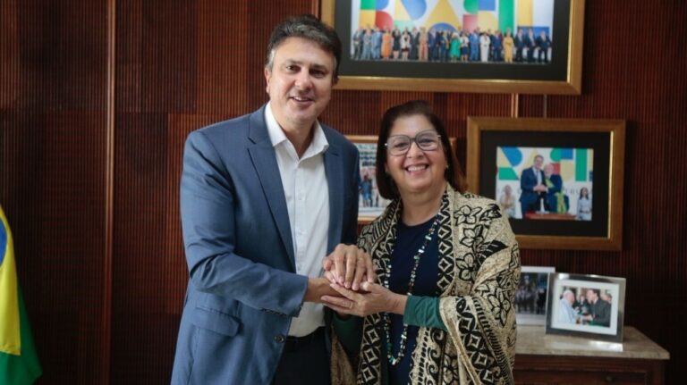 Ministro da Educação em Mato Grosso: Entrega de Benefícios para Professores