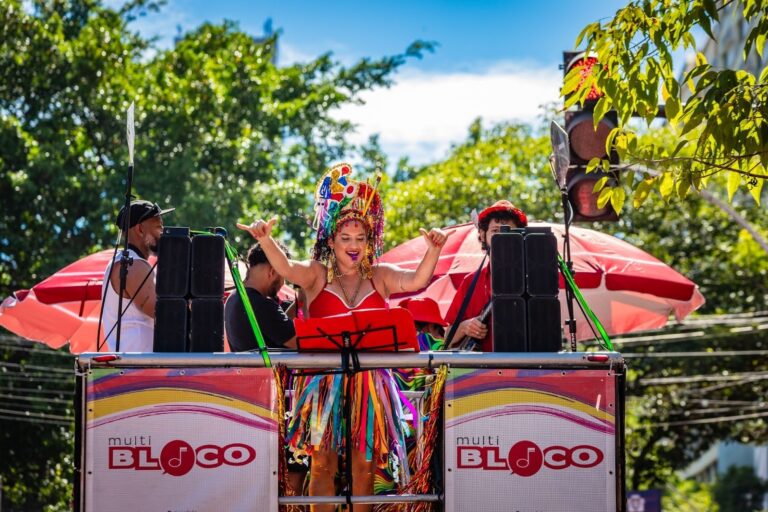 Multibloco Celebra a Bahia em Grande Estilo na Praia de Piratininga