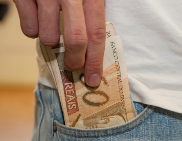 Proposta de salário mínimo de R$ 1.800 na Bahia gera debate entre autoridades Proposta de salário mínimo de R$ 1.800 na Bahia gera debate entre autoridades