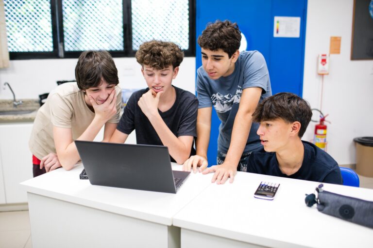 Regulamentação da IA na Educação: Proibições e Inovações em Debate Regulamentação da IA na Educação: Proibições e Inovações em Debate