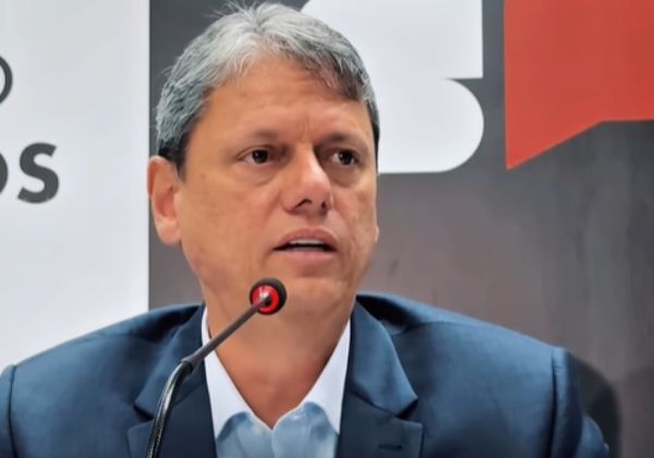 Tarcísio e Flávio Bolsonaro: Diálogo Estratégico para o Futuro do Brasil Tarcísio e Flávio Bolsonaro: Diálogo Estratégico para o Futuro do Brasil