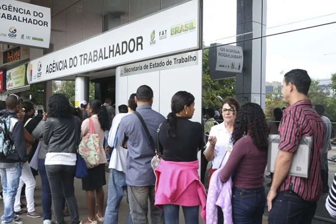 Taxa de Desemprego no Brasil Cai para 5,6% em 2025: Menor Nível Desde 2012 Taxa de Desemprego no Brasil Cai para 5,6% em 2025: Menor Nível Desde 2012