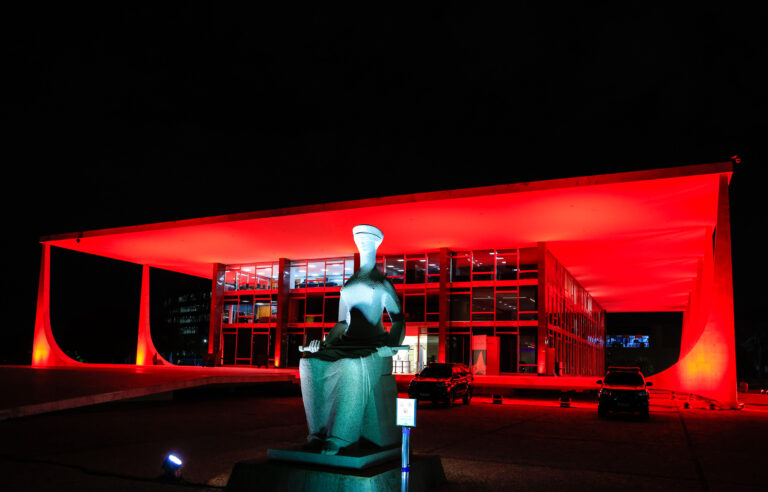 A Terceirização da Política: Consequências e Desafios na Democracia Brasileira