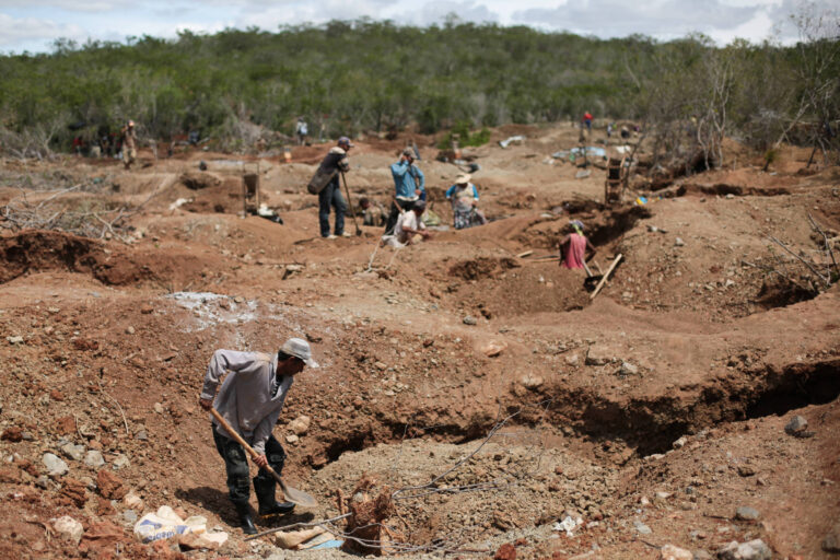 Bahia: Justiça Retoma Negócio Bilionário de Ouro entre Chineses e Canadenses Bahia: Justiça Retoma Negócio Bilionário de Ouro entre Chineses e Canadenses