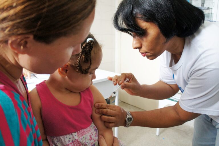 Bahia Lança Campanha de Vacinação Contra Gripe em Meio ao Aumento de Internações Infantis Bahia Lança Campanha de Vacinação Contra Gripe em Meio ao Aumento de Internações Infantis