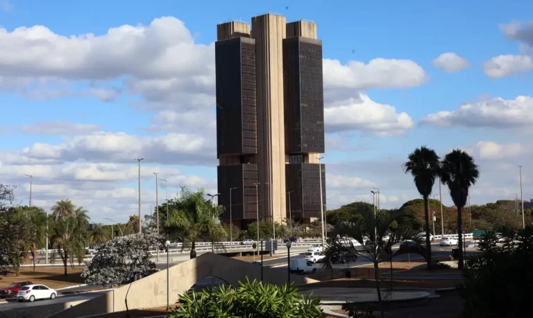 Conflito no Irã Impulsiona Expectativas de Inflação e Juros em Alta