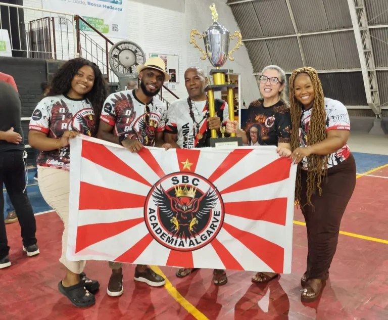Escola de Samba Algarve Brilha e Conquista Título no Carnaval de Alvorada 2026