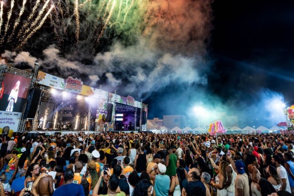 Festival de Arembepe: Palco Katita Atraí Multidão em Noite de Música e Alegria Festival de Arembepe: Palco Katita Atraí Multidão em Noite de Música e Alegria