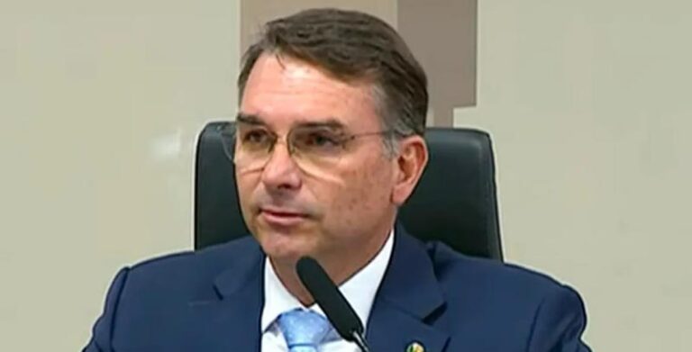 Flávio Bolsonaro propõe Ministério da Segurança Pública em sua candidatura à presidência Flávio Bolsonaro propõe Ministério da Segurança Pública em sua candidatura à presidência