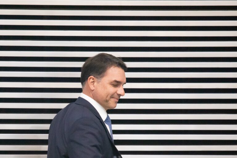 Flávio Bolsonaro Recalibra Campanha e Busca Novas Opções para Vice com Zema e Nomes da Bahia