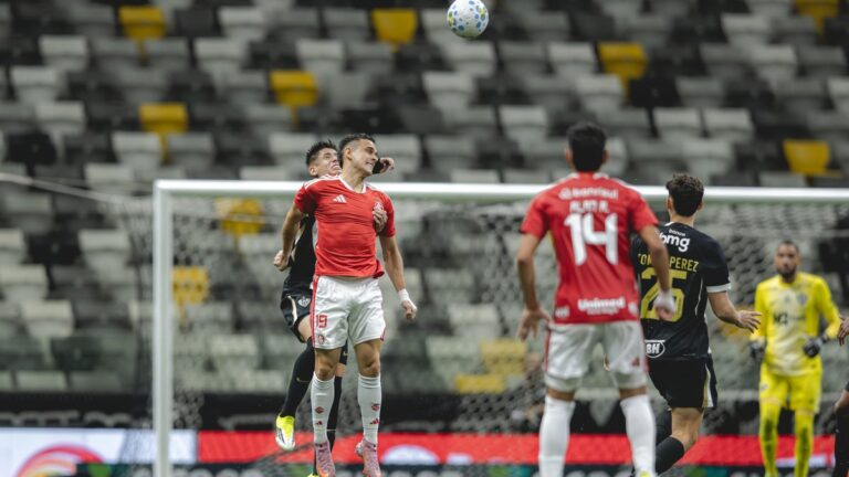 Individualidades em Jogo: Inter Enfrenta Desafios Coletivos