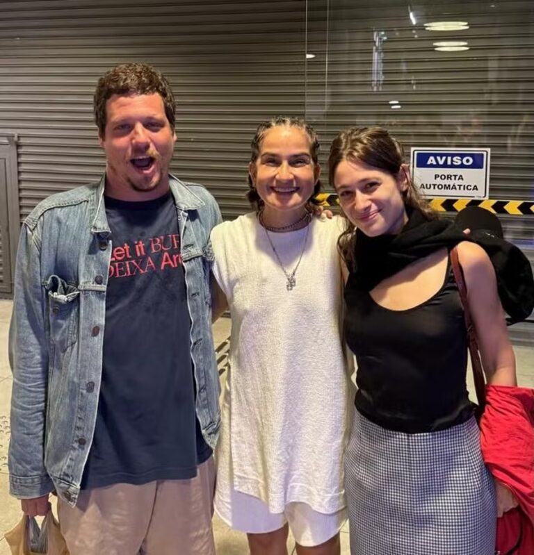 Luisa Arraes e Chico Chico: Reencontro em Show Após Crise Emocional Luisa Arraes e Chico Chico: Reencontro em Show Após Crise Emocional