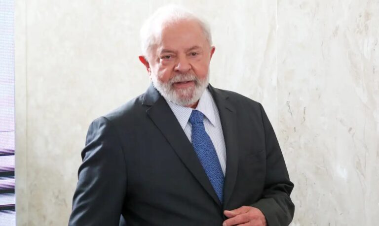 Lula Analisa Retorno da Petrobras à Distribuição de Combustíveis Lula Analisa Retorno da Petrobras à Distribuição de Combustíveis