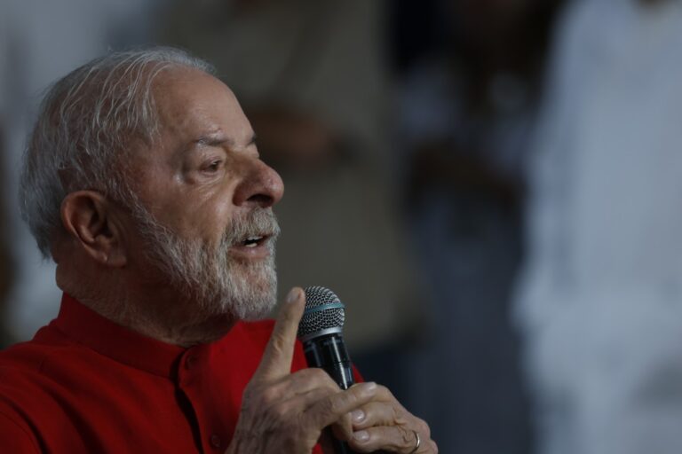 Lula Anuncia Recompra de Refinaria da Bahia e Estoque Regulador de Combustíveis