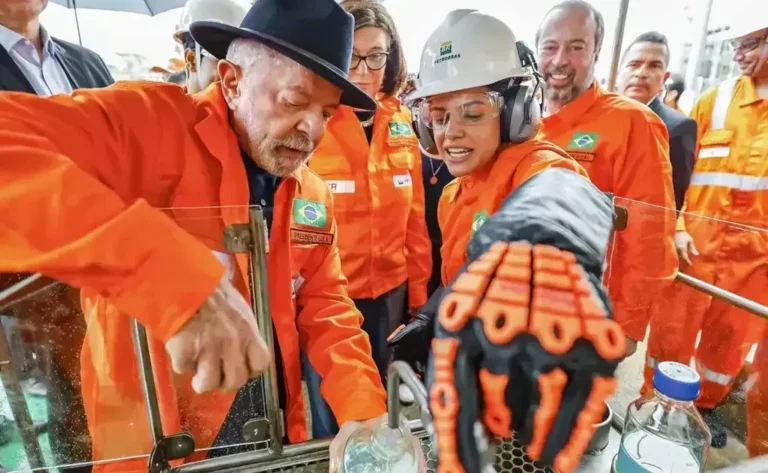 Lula Propõe Estoque Regulador na Petrobras e a Recompra da Refinaria na Bahia Lula Propõe Estoque Regulador na Petrobras e a Recompra da Refinaria na Bahia