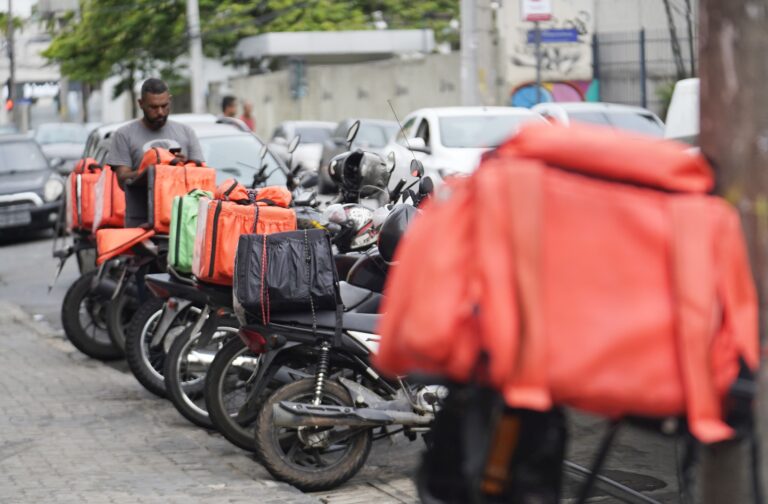 Pesquisa Revela: 71% dos Brasileiros se Opoem à Taxa Mínima para Entregas por Aplicativo