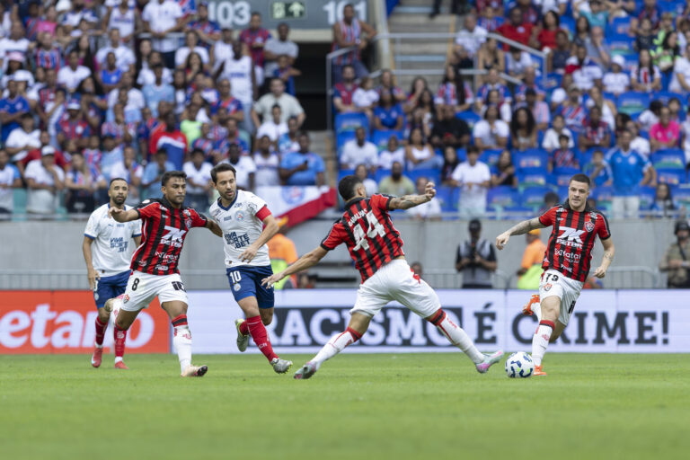 Vitória Contratou Quatro Vezes Mais Jogadores e Gastou Menos que o Bahia