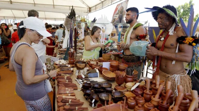 Bahia: Crescimento de 10,2% nas Atividades às Famílias Impulsiona Setor de Serviços Bahia: Crescimento de 10,2% nas Atividades às Famílias Impulsiona Setor de Serviços