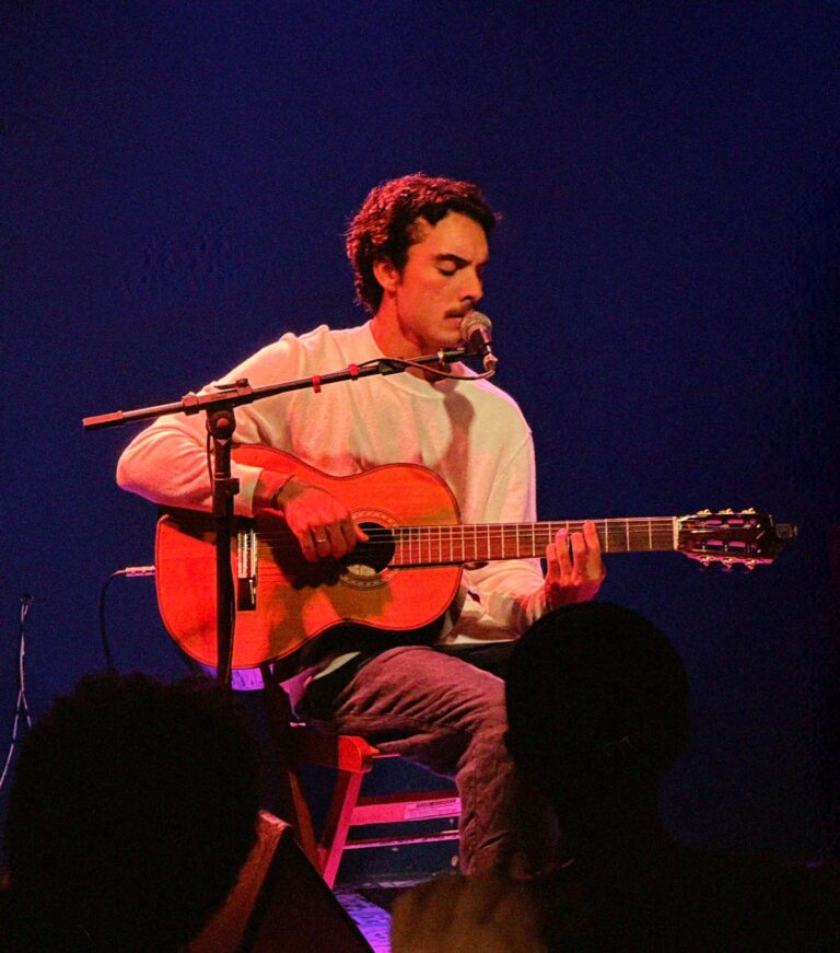 Bento Gil Lança Carreira Solo com Show Emocionante em Salvador