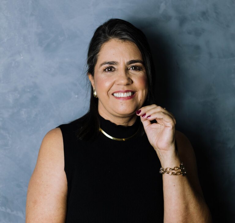 Bienal da Bahia: Professora da UEG Apresenta Livros sobre Educação e Políticas Públicas