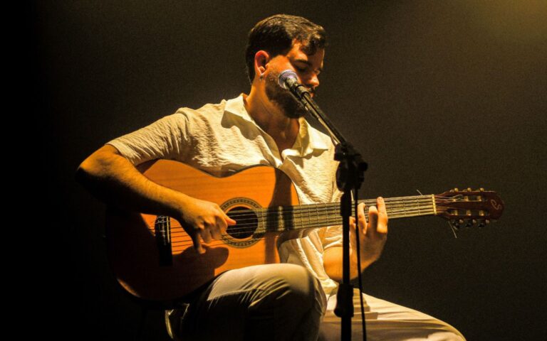 Clássicos de Djavan e Chico Buarque no Teatro Gamboa: Música Brasileira em Alta Clássicos de Djavan e Chico Buarque no Teatro Gamboa: Música Brasileira em Alta