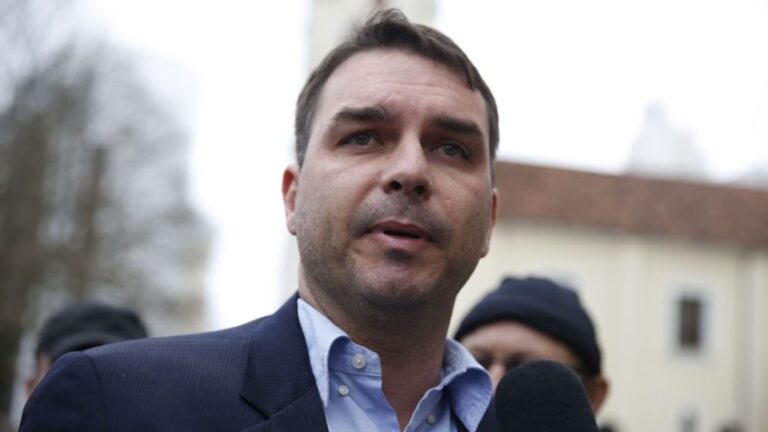 Flávio Bolsonaro Clama por União e Racionalidade Após Conflito no PL