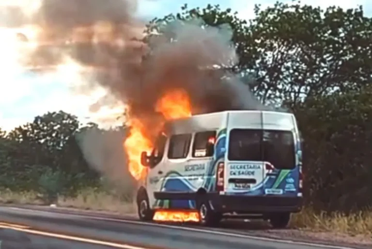 Incêndio Consumiu Van da Saúde em Capim Grosso na BR-324