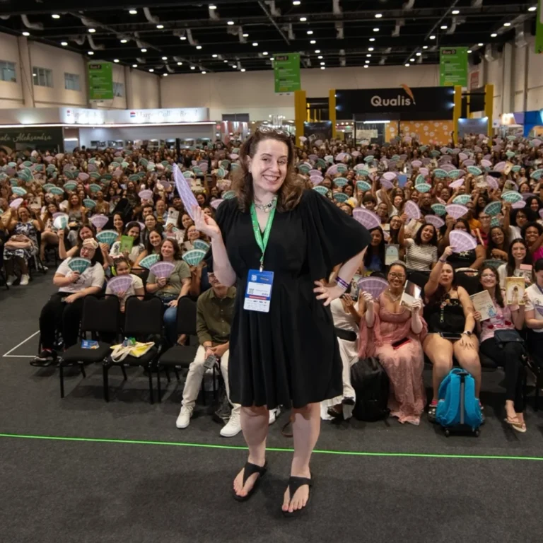 Julia Quinn Encanta Fãs na Bienal do Livro Bahia: Um Encontro Imperdível