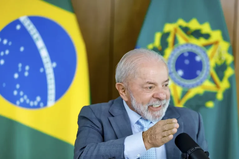 Lula Reafirma Candidatura à Presidência: Compromisso com o Povo Lula Reafirma Candidatura à Presidência: Compromisso com o Povo